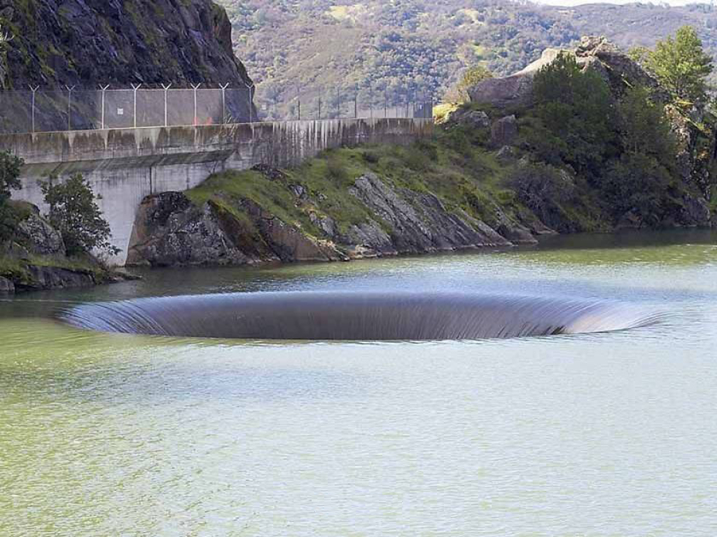 Buco nell'acqua, foto di un lago stappato con un enorme turbine