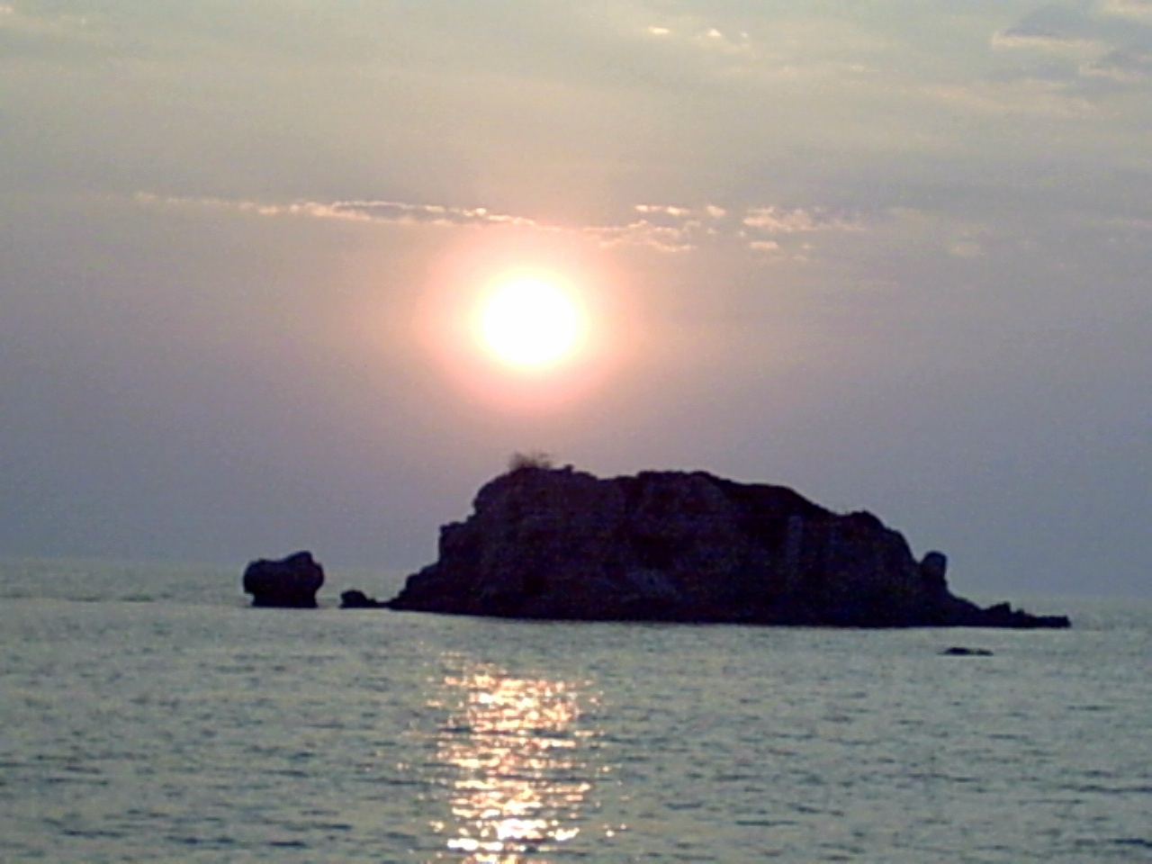 tramonto alto sul isolotto, vista spiaggia corfu, foto calar del sole
