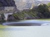 Buco nell'acqua, foto di un lago stappato con un enorme turbine