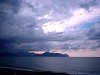 sfondi mare al tramonto, promontorio, sole, onde, spiaggia